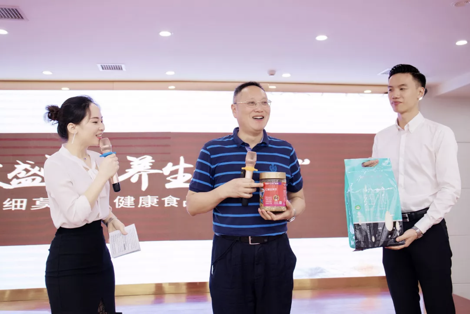 中醫(yī)養(yǎng)生專(zhuān)家李定文教授為細(xì)莫紅糖堅(jiān)果茶打CALL！